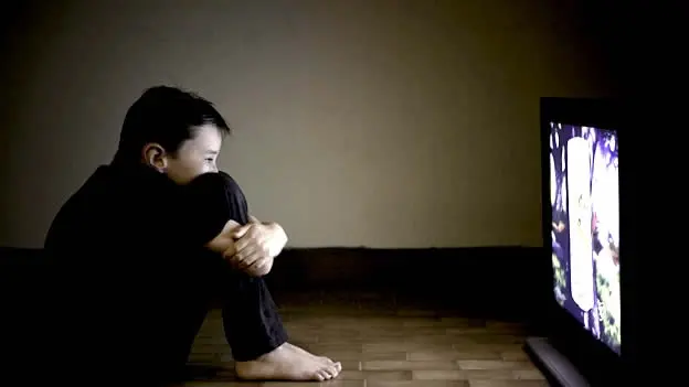 Adolescentes frente a un televisor: ¿Cómo afecta la televisión en los adolescentes? - Cómo afecta la televisión en los adolescentes adolescente frente a un televisor - Cómo afecta la televisión en los adolescentes