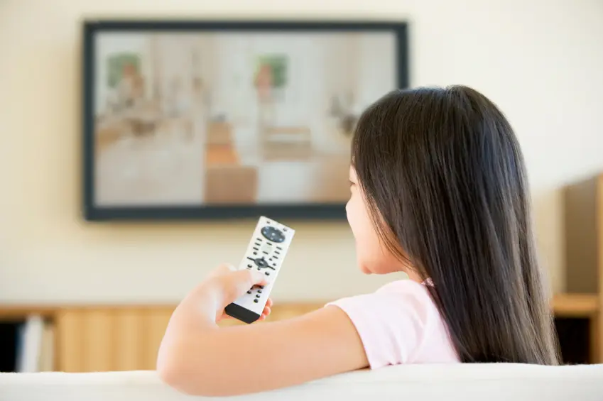 ¿Cuándo se le puede poner la tele a un bebé? - Cuántas TV puede mirar un bebé bebe televisor - Cuántas TV puede mirar un bebé