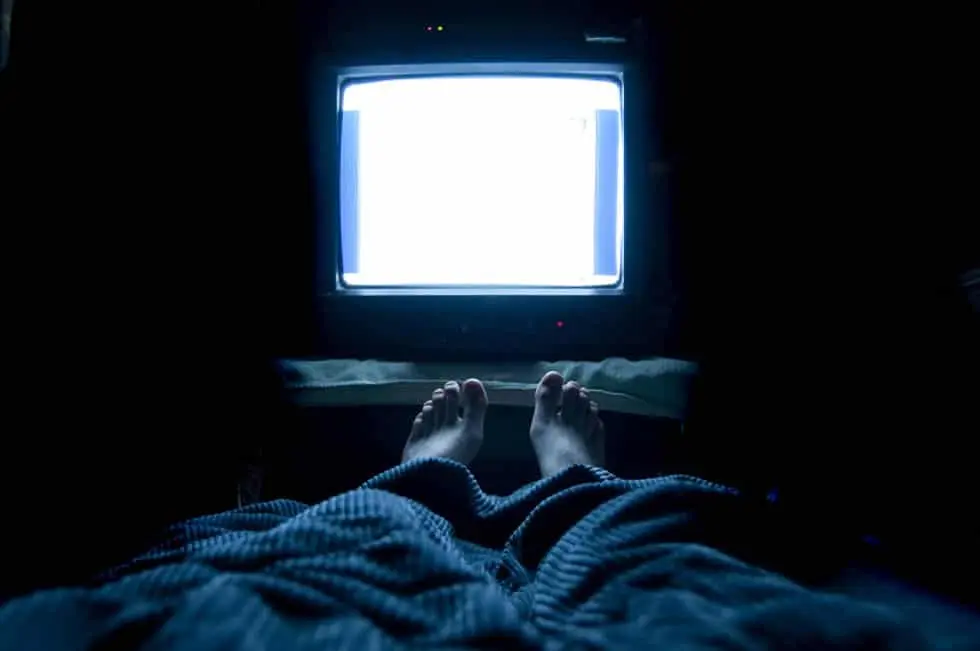 Dormir con el televisor prendido: ¿es bueno o malo? - Qué pasa si ves la tele antes de dormir dormir con el televisor prendido - Qué pasa si ves la tele antes de dormir